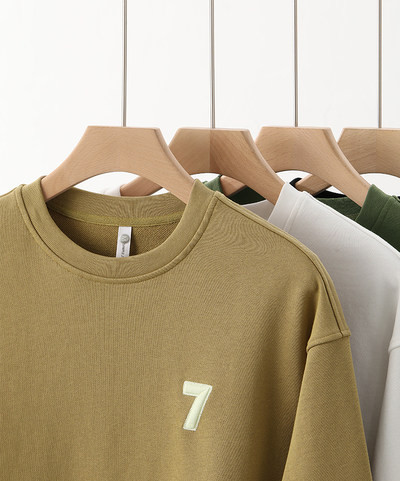 Vabaaja ovaalse kaelusega ja pikkade varrukatega meeste pluus - lai mudel