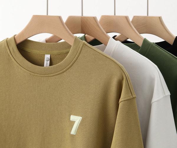 Vabaaja ovaalse kaelusega ja pikkade varrukatega meeste pluus - lai mudel