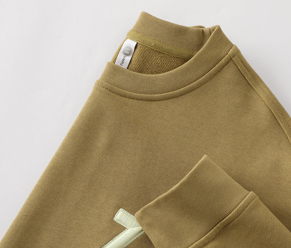 Vabaaja ovaalse kaelusega ja pikkade varrukatega meeste pluus - lai mudel