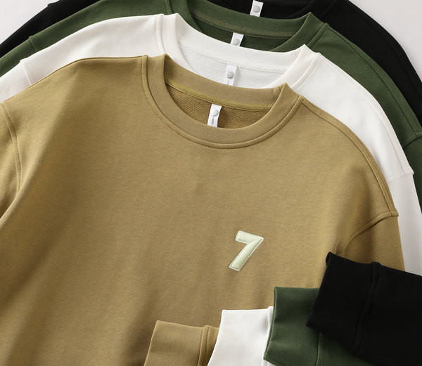 Vabaaja ovaalse kaelusega ja pikkade varrukatega meeste pluus - lai mudel