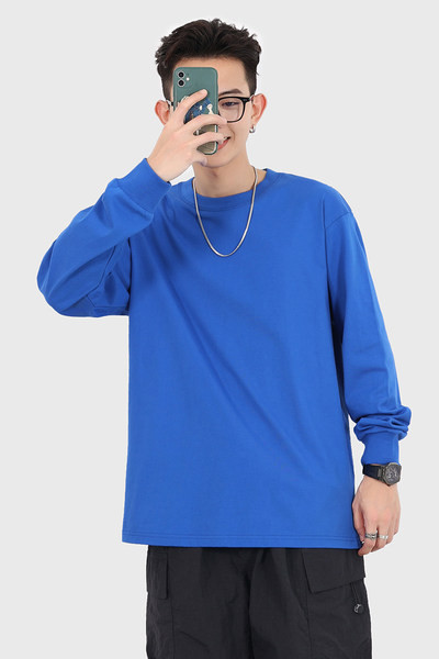 Ανδρική μπλούζα με λαιμόκοψη O και μακριά μανίκια