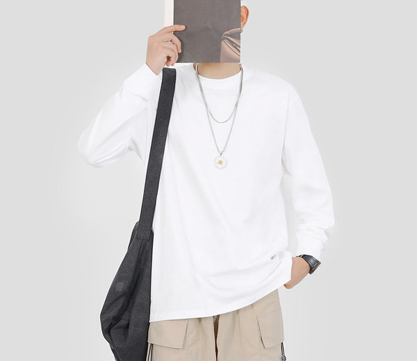 Ανδρική μπλούζα με λαιμόκοψη O και μακριά μανίκια