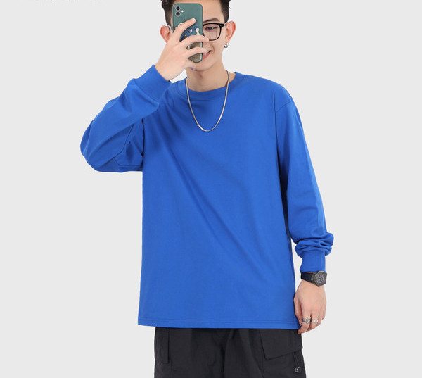 Ανδρική μπλούζα με λαιμόκοψη O και μακριά μανίκια