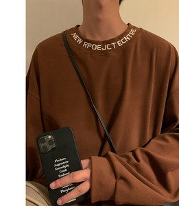 Bluză stilată pentru bărbați, cu decolteu oval și inscripție