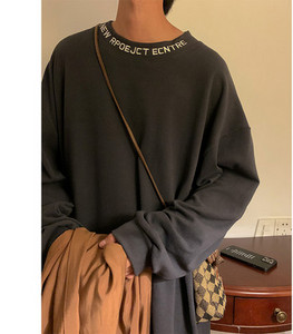 Bluză stilată pentru bărbați, cu decolteu oval și inscripție