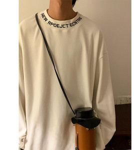 Bluză stilată pentru bărbați, cu decolteu oval și inscripție