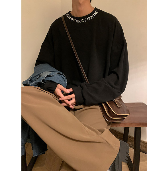 Bluză stilată pentru bărbați, cu decolteu oval și inscripție