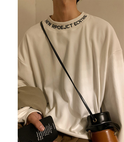 Bluză stilată pentru bărbați, cu decolteu oval și inscripție