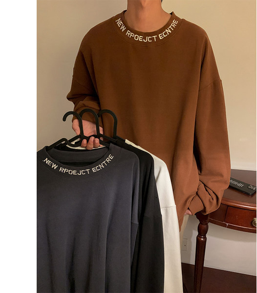 Bluză stilată pentru bărbați, cu decolteu oval și inscripție