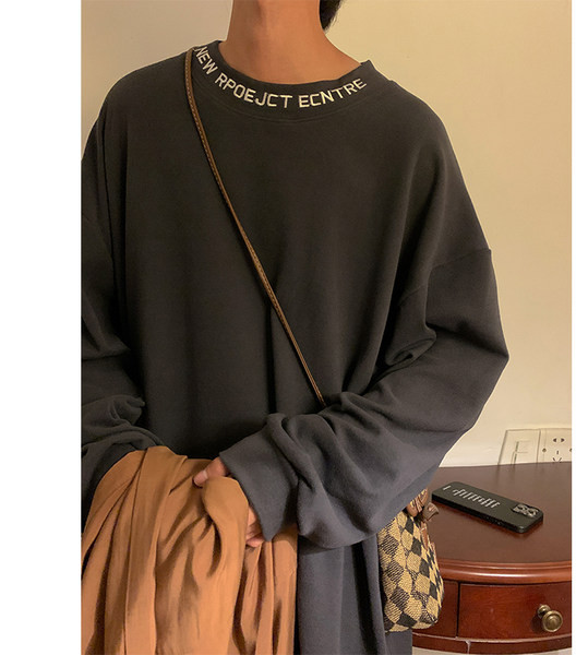 Bluză stilată pentru bărbați, cu decolteu oval și inscripție