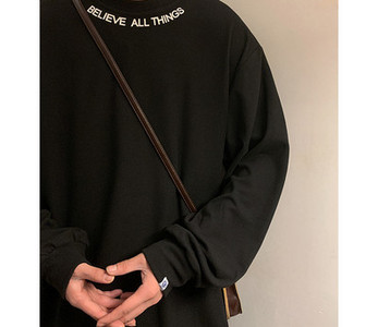 Elegantna muška bluza s dugim rukavima i izvezenim natpisom