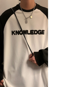 Kevadine prindi ja ovaalse kaelusega meeste pluus