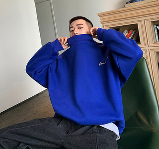 Široki model muške bluze s polo kragnom i izvezenim natpisom