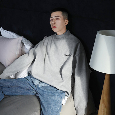 Široki model muške bluze s polo kragnom i izvezenim natpisom