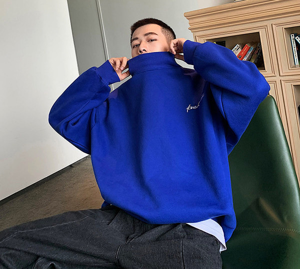 Široki model muške bluze s polo kragnom i izvezenim natpisom