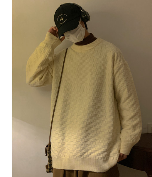 Ανδρική μπλούζα με οβάλ λαιμόκοψη και λεπτή πλέξη