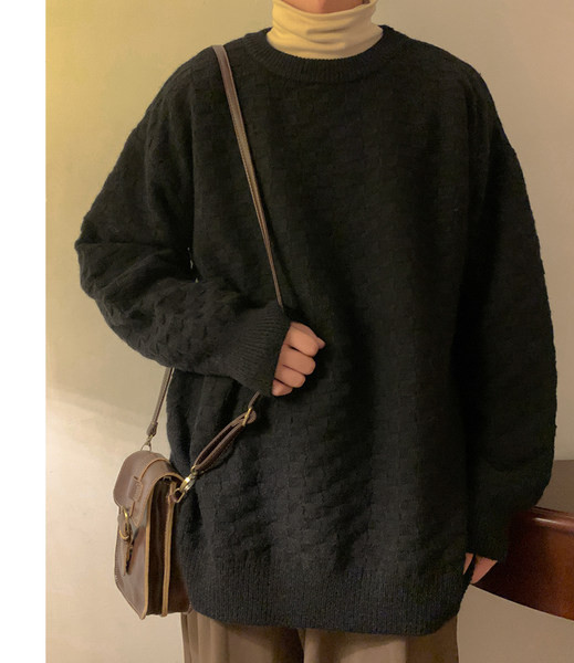 Ανδρική μπλούζα με οβάλ λαιμόκοψη και λεπτή πλέξη