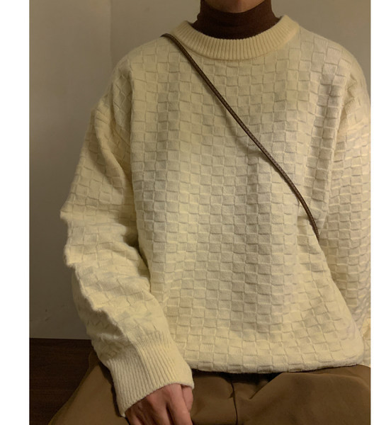 Ανδρική μπλούζα με οβάλ λαιμόκοψη και λεπτή πλέξη