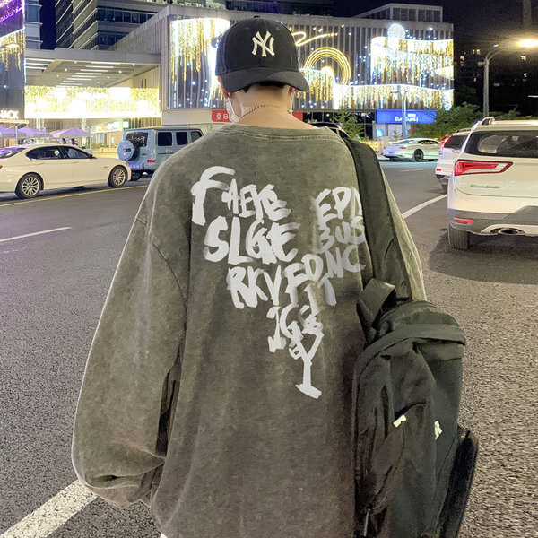 Široki model muške bluze s dugim rukavima i šarenim printom