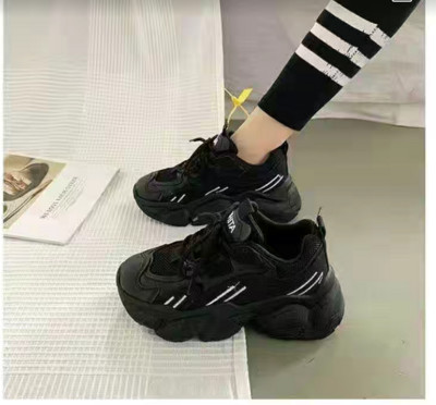 Kareda tallaga naiste tossude uus mudel