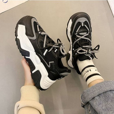 Kareda tallaga naiste tossude uus mudel