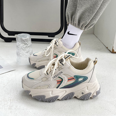 Kareda tallaga naiste tossude uus mudel