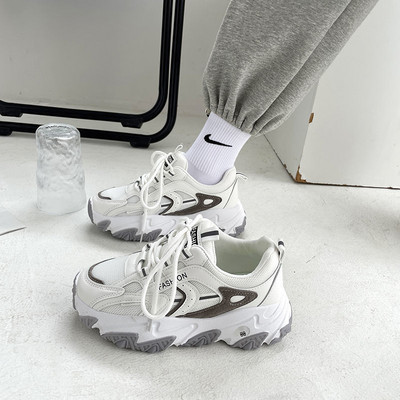 Kareda tallaga naiste tossude uus mudel