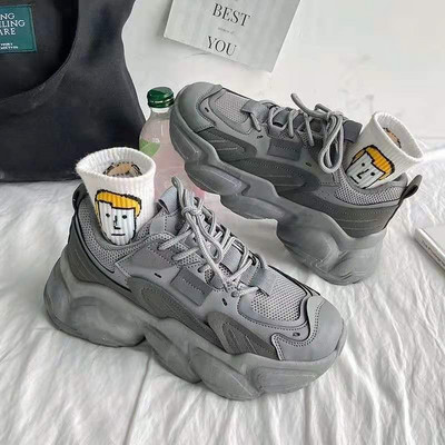 Kareda tallaga naiste tossude uus mudel