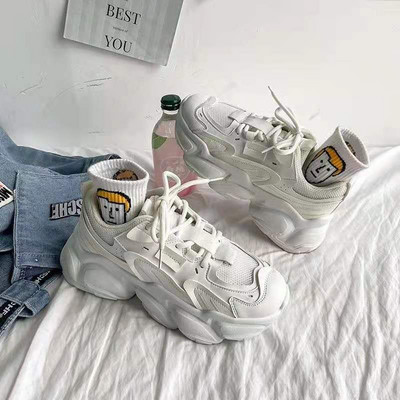 Kareda tallaga naiste tossude uus mudel