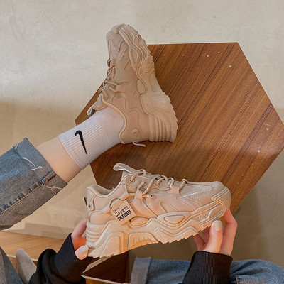 Kareda tallaga naiste tossude uus mudel