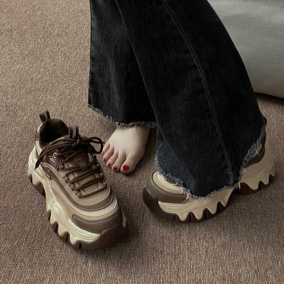 Kareda tallaga naiste tossude uus mudel