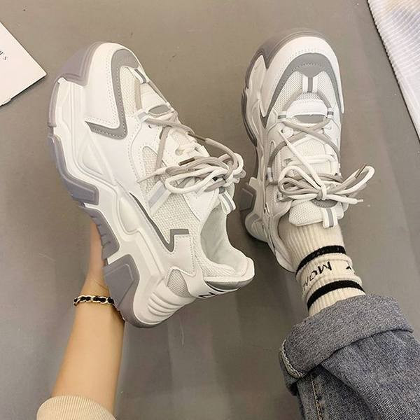 Kareda tallaga naiste tossude uus mudel