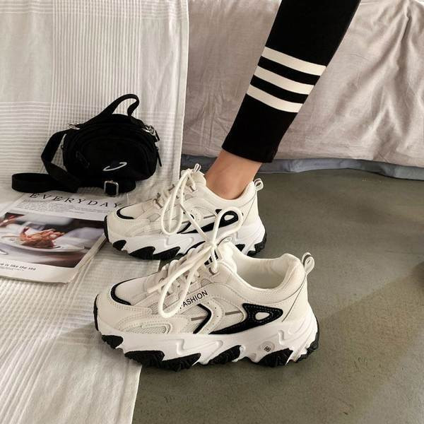 Adidași moderni de damă cu o inscripție aspră a talpii și șireturi