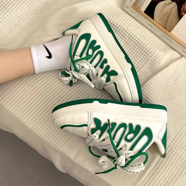 Adidași sport damă cu inscripții și șireturi