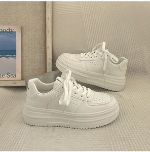 Γυναικεία μοντέρνα sneakers με ψηλή σόλα 6cm και κορδόνια