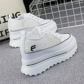 Naiste võrgust platvormiga tossud