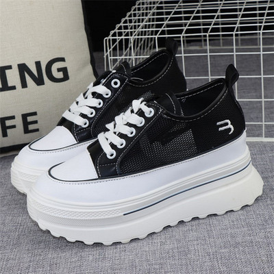 Naiste võrgust platvormiga tossud