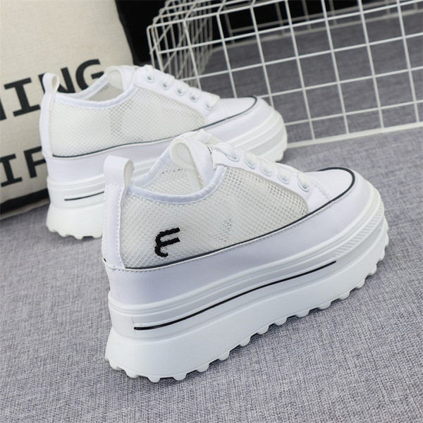 Naiste võrgust platvormiga tossud