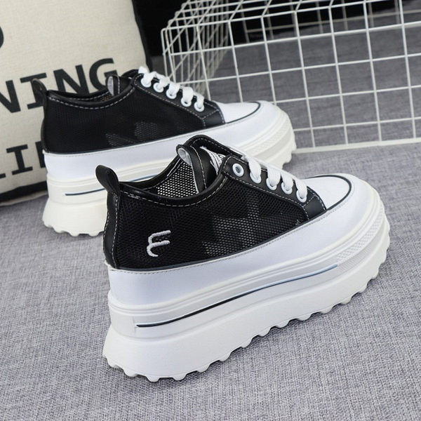 Naiste võrgust platvormiga tossud