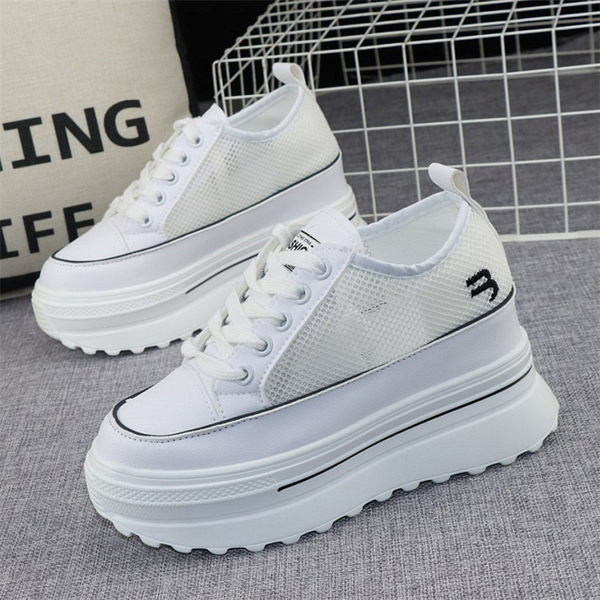 Naiste võrgust platvormiga tossud