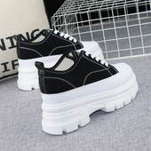 Ένα νέο μοντέλο γυναικείων sneakers με τραχιά ψηλή πλατφόρμα