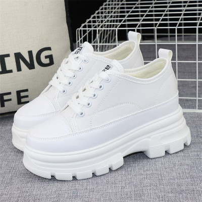 Ένα νέο μοντέλο γυναικείων sneakers με τραχιά ψηλή πλατφόρμα