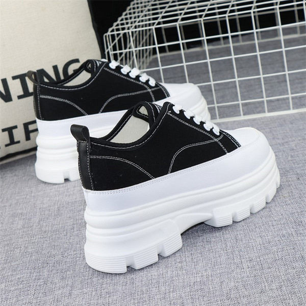 Ένα νέο μοντέλο γυναικείων sneakers με τραχιά ψηλή πλατφόρμα