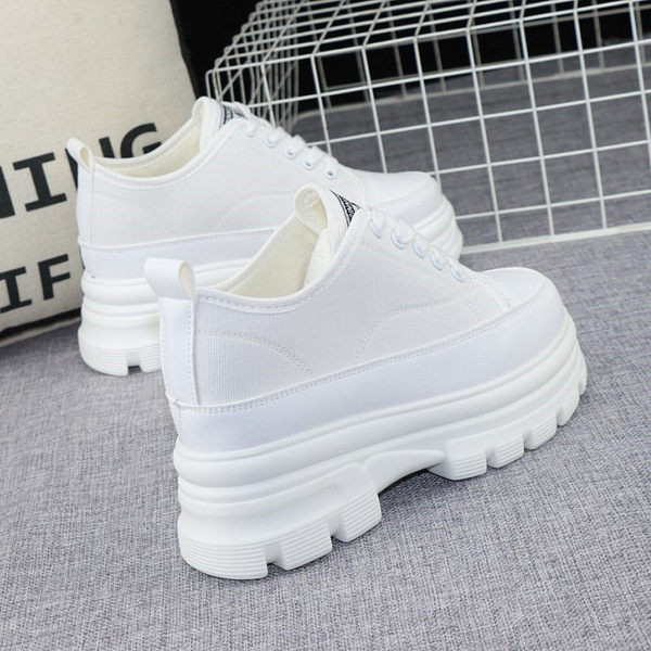 Ένα νέο μοντέλο γυναικείων sneakers με τραχιά ψηλή πλατφόρμα