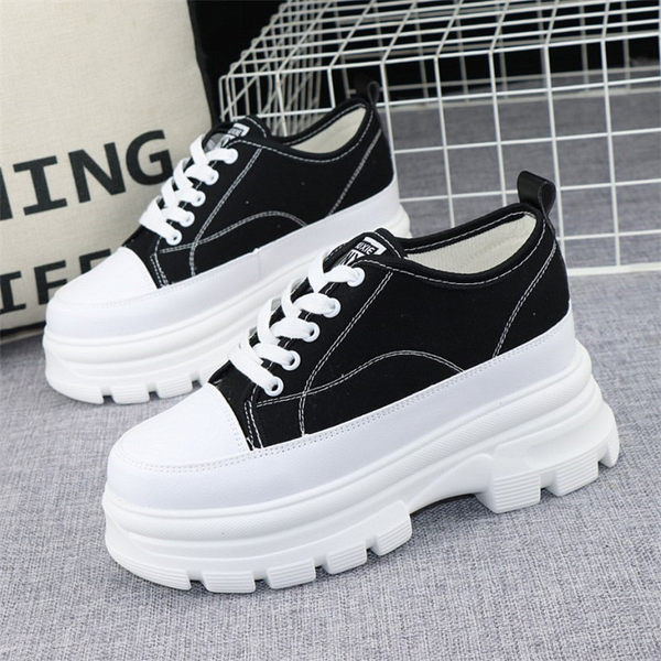 Ένα νέο μοντέλο γυναικείων sneakers με τραχιά ψηλή πλατφόρμα