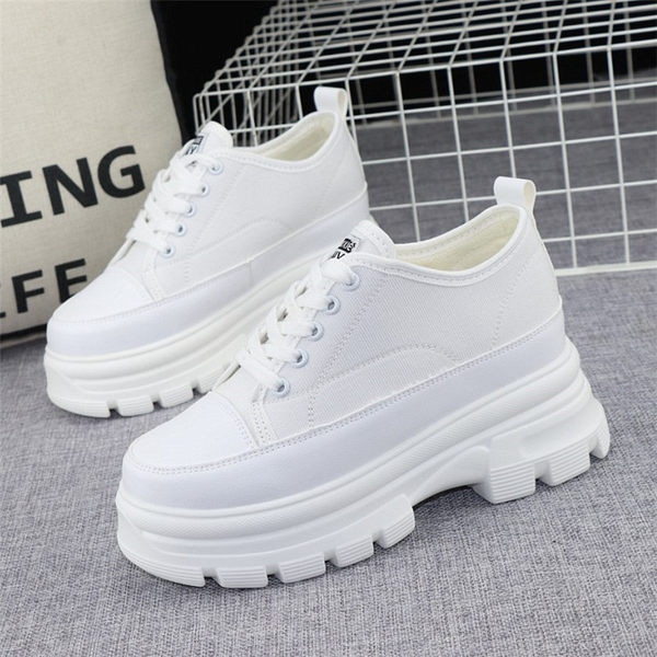 Ένα νέο μοντέλο γυναικείων sneakers με τραχιά ψηλή πλατφόρμα