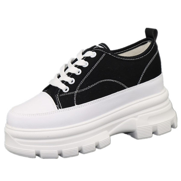 Ένα νέο μοντέλο γυναικείων sneakers με τραχιά ψηλή πλατφόρμα