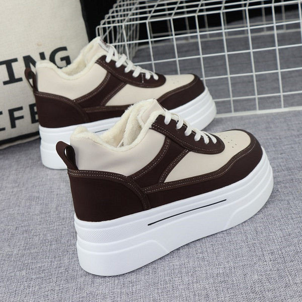 Novi model ženskih tenisica sa visokom platformom