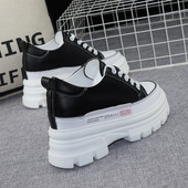 Adidasi eleganti de dama, cu talpa aspra si sireturi