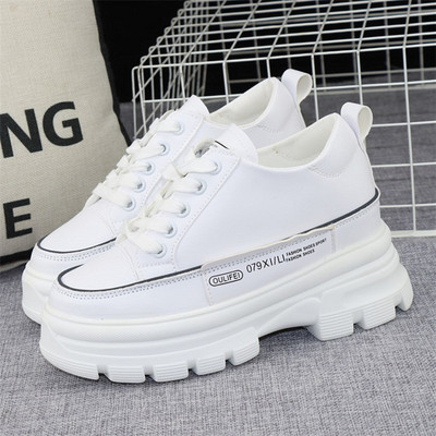 Adidasi eleganti de dama, cu talpa aspra si sireturi